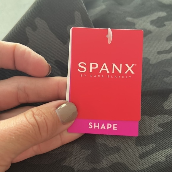(NWT) SPANX Women’s Lamn Seamless Cropped Leggings in Sage Camo Size: Small - Picture 9 of 13
